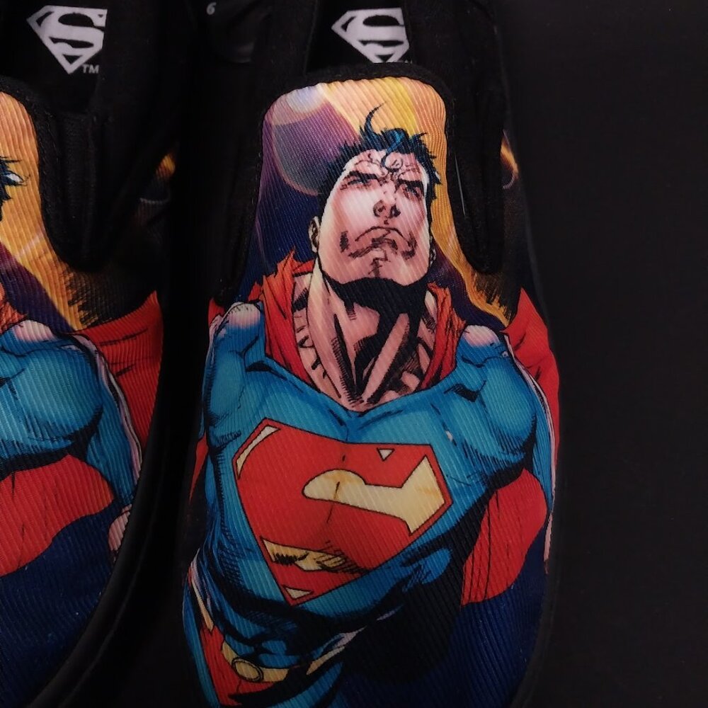 DC Comics: Superman Men's Shoes - Picture 2 of 13